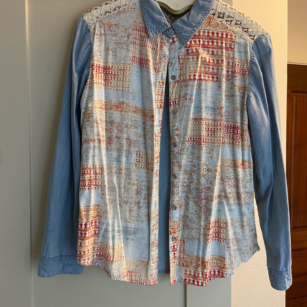 Chico’s long sleeve shirt size 2 fits a 14 light blue and pattern.